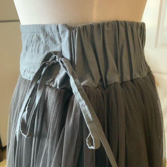 Light gray layered tulle skirt ~ wide waistband parties-weddings- wear w shawl - Picture 2 of 8